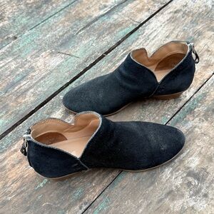 Kenneth Cole Reaction Black Suede Ankle Booties Back Zip Low Heel Size 6.5